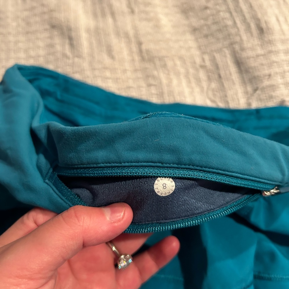 Lululemon skort size 8 - Picture 3 of 4